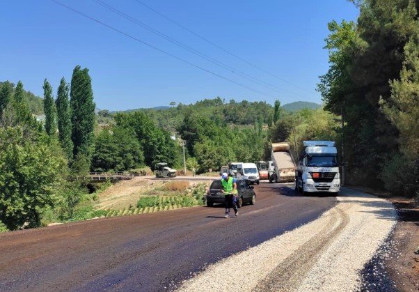 Büyükşehir Modern ve Güvenli Yollar İçin Çalışıyor
