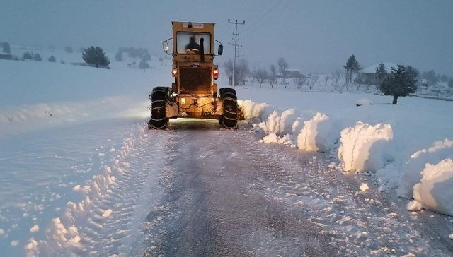 BÜYÜKŞEHİR’DEN MENTEŞE VE SEYDİKEMER’DE GECE KAR MESAİSİ
