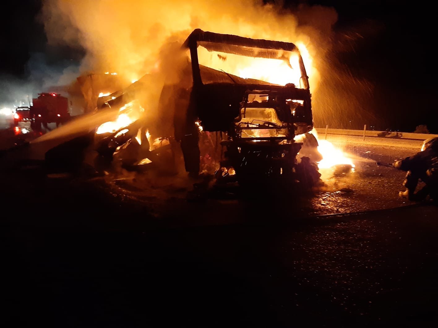 DOMATES YÜKLÜ TIR YANDI