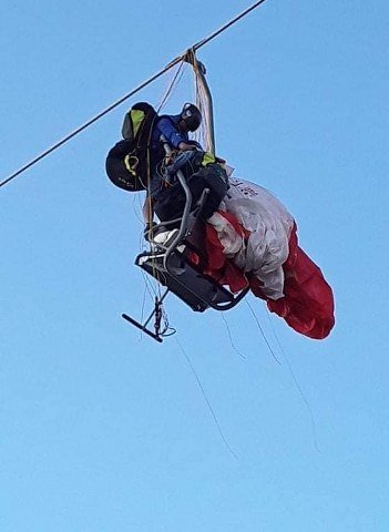 TELEFERİĞE TAKILAN PARAŞÜT KORKUTTU