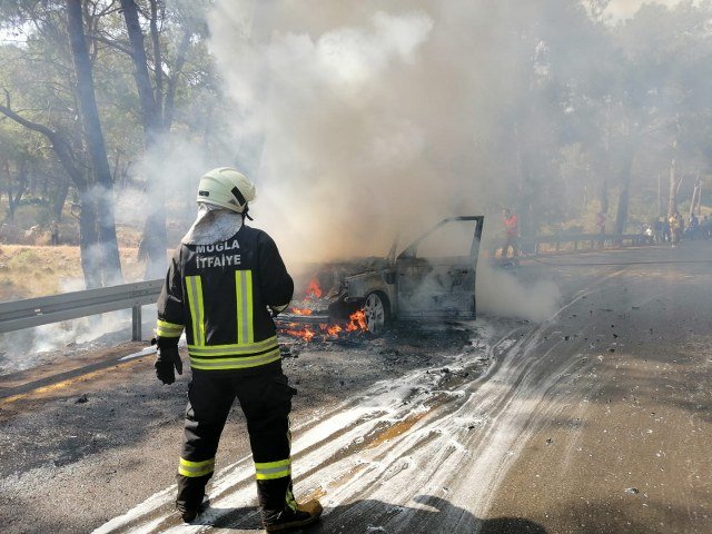 FETHİYEDE ARAÇ YANGINI
