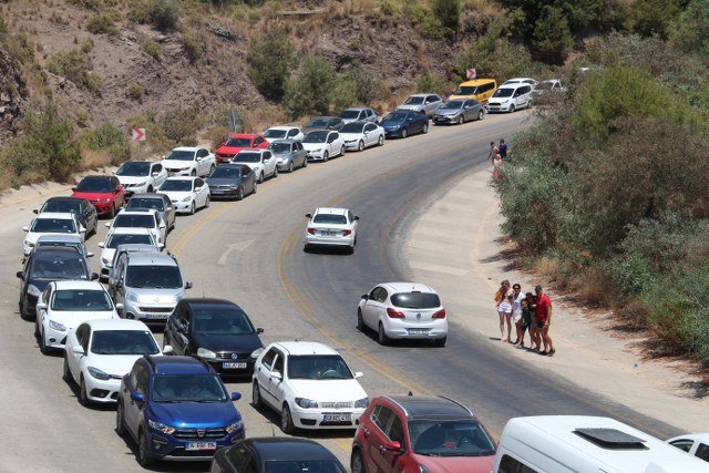 ÖLÜDENİZ’E ULAŞMAK İÇİN SAATLERCE BEKLEDİLER