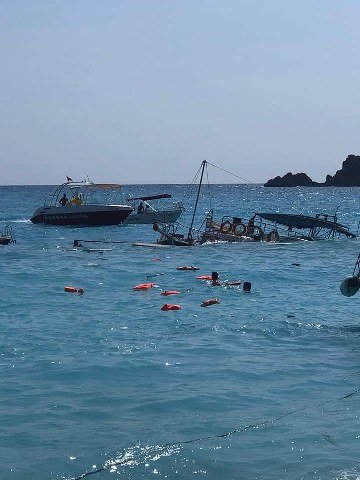 ÖLÜDENİZ’DE TUR TEKNESİ BATTI 3 YARALI