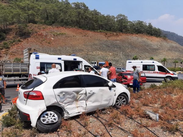 KAFA KAFAYA ÇARPIŞAN OTOMOBİLLERDE 6 KİŞİ YARALANDI