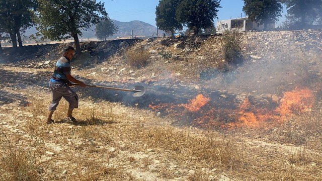 MAKİLİK ALANDA ÇIKAN YANGIN, SAMANLIK VE AHIRA SIÇRADI
