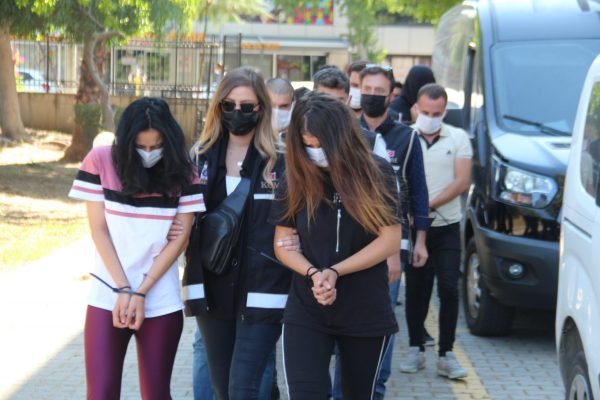 Savcı, Polisiz Diyerek 3 Milyon TL Dolandırdılar