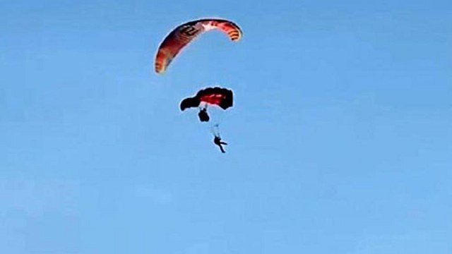 Ukraynalı Kadın Paraşütçü Denize Sert Düştü