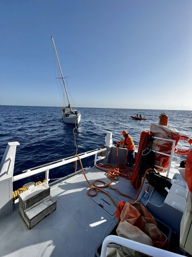 Fethiye’de Sürüklenen Teknedeki 3 Kişi Kurtarıldı
