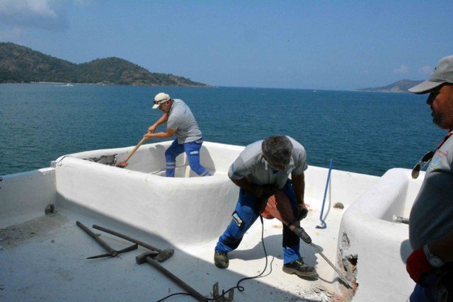 Şövalye Adası’nda imara aykırı binanın yıkımına başlandı